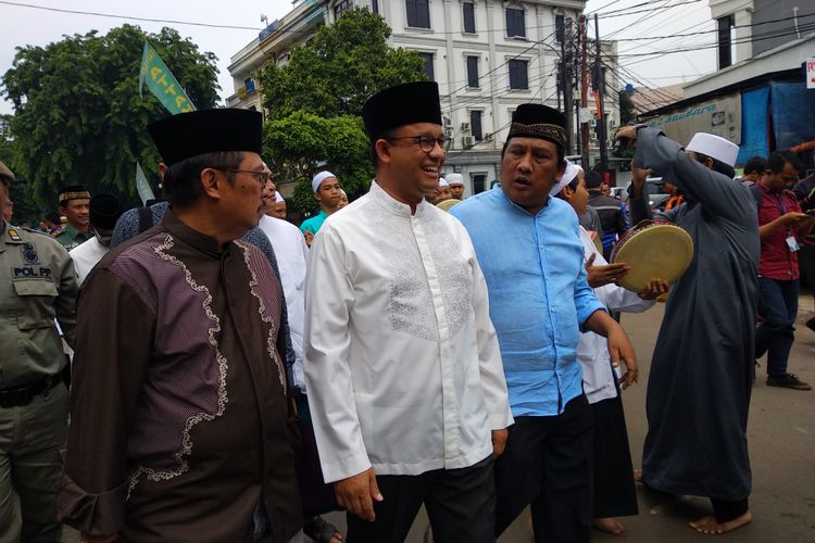 Gubernur DKI Anies Baswedan menghadiri perayaan Maulid Nabi Muhammad dan haul ke 19 pendiri yayasan Addiniyah Attahiriyah, Minggu (19/11/2017) di Tebet, Jakarta Selatan.