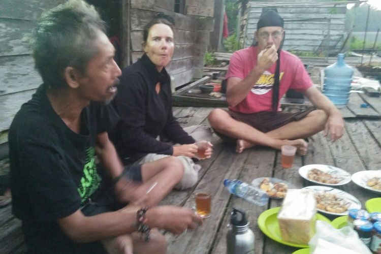 Dua wisatawan asal Belanda, turut menikmati sensasi sarapan pagi di atas lanting, di Danau Masoraian, Kabupaten Kotawaringin Barat, Kalimantan Tengah, Minggu (1/4/2018).