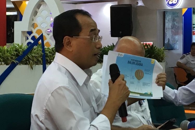 Menteri Perhubungan Budi Karya Sumadi saat konferensi pers mengenai larangan balon udara di kantor Kementerian Perhubungan, Jakarta Pusat, Minggu (17/6/2018).