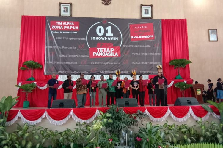 Ketua dan pengurus relawan tim Alpha zona Papua saat membacakan deklarasi memenangkan Jokowi-Amin, Jumat (26/10/2018)