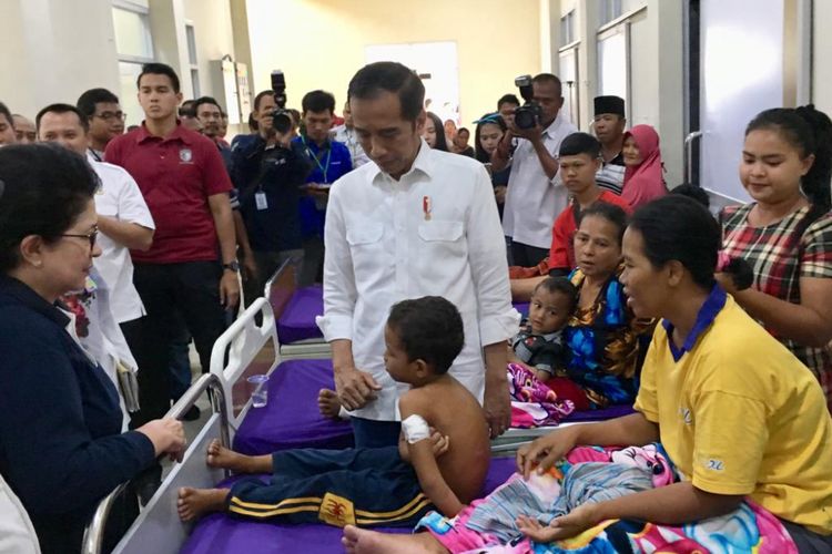 Presiden Joko Widodo menjenguk pasien korban tsunami Selat Sunda di RSUD dr. H. Bob Bazar di Lampung Selatan, Rabu (2/1/2019). 