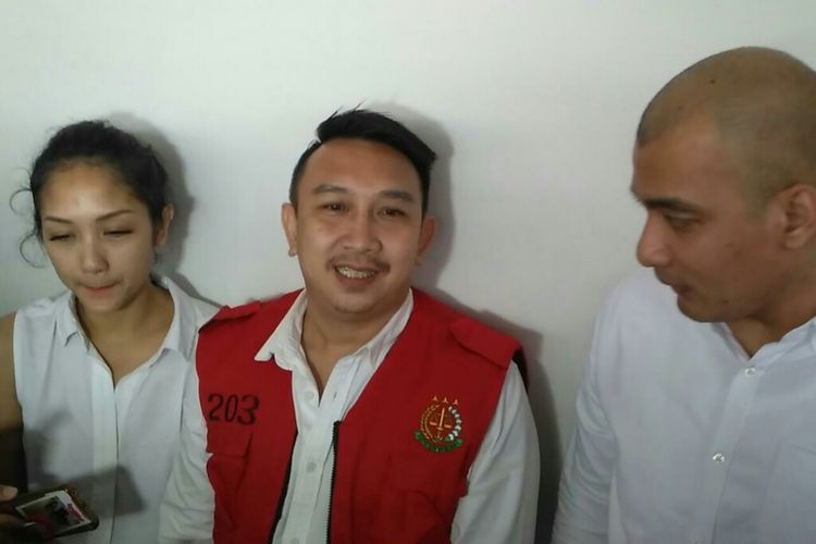 Augie Fantinus (tengah) didampingi istrinya Adriana Bustami (kiri) dan kuasa hukum Fajri Yusuf Herman di Pengadilan Negeri Jakarta Pusat, Kemayoran, Selasa (5/3/2019). 