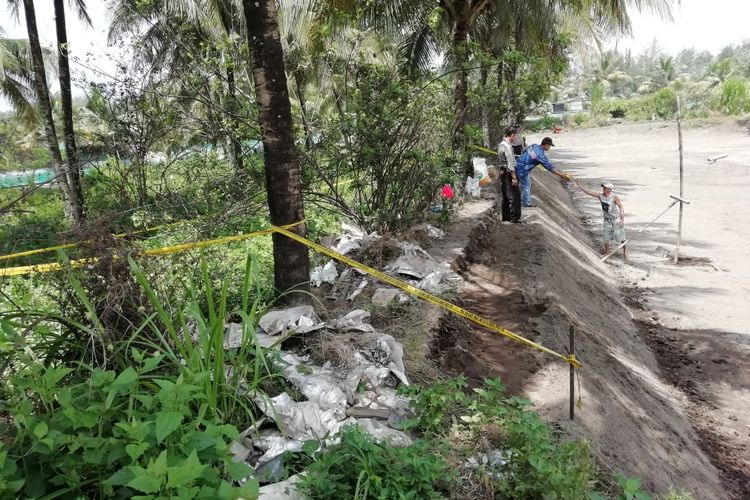 Polisi mengamankan lokasi penemuan mortir di Pantai Desa Karangrejo, Kecamatan Petanahan, Kabupaten Kebumen, Jawa Tengah, Sabtu (20/4/2019).