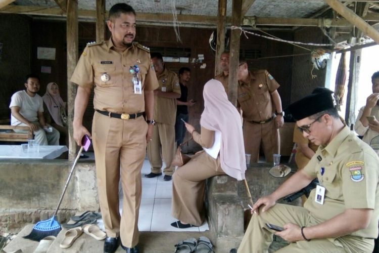 Camat Sindang Jaya, Abidin dan pihak Dinas Kesehatan Kabupaten Tangerang melakukan pengecekan terhadap rumah bayi yang terkena ISPA diduga akibat pembakaran limbah B3 (istimewa)