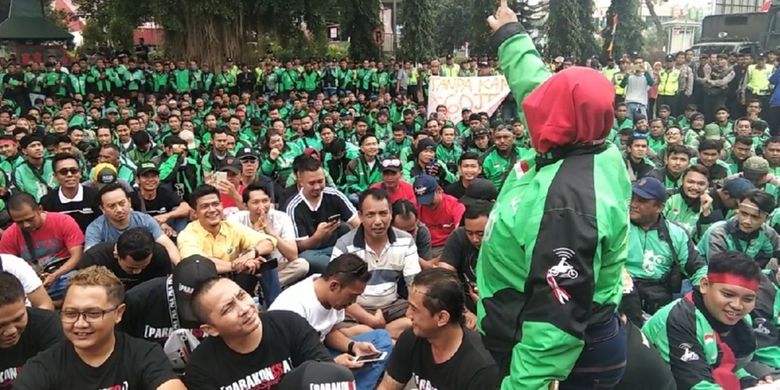 Massa pengemudi ojol dan taksi online mendatangi Pendopo Wakil Bupati Banyumas di Purwokerto, Jawa Tengah, Kamis (22/8/2019).