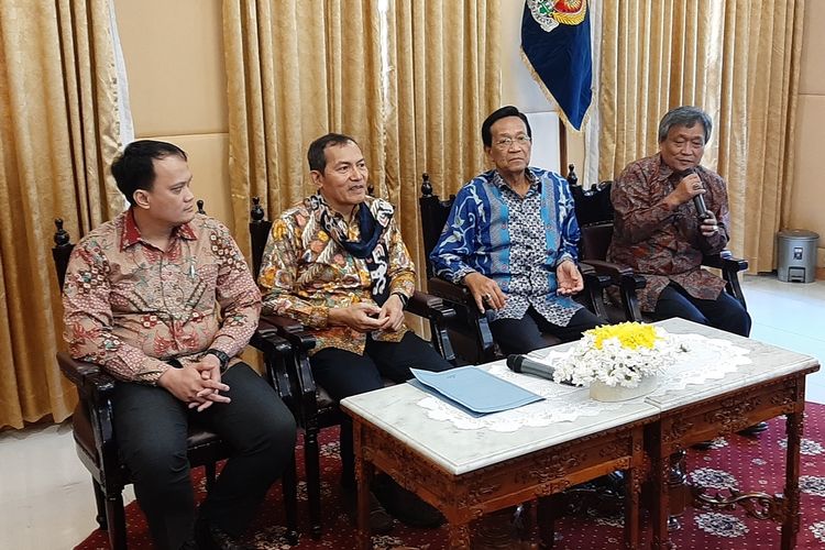 Wakil Ketua KPK Saut Situmorang bersama Gubernur DIY Sri Sultan HB X saat jumpa pers usai penyerahan hibah aset hasil rampasan negara, Rabu (4/9/2019).