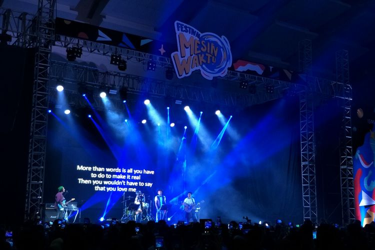 Rendy Pandugo, Teddy Adhitya, Petra Sihombing, dan Gamaliel tampil di Festival Mesin Waktu di Jiexpo, Kemayoran, Jakarta Pusat, Sabtu (17/8/2019). Mereka tampil dalam format boyband bernama 90s Time Warp.