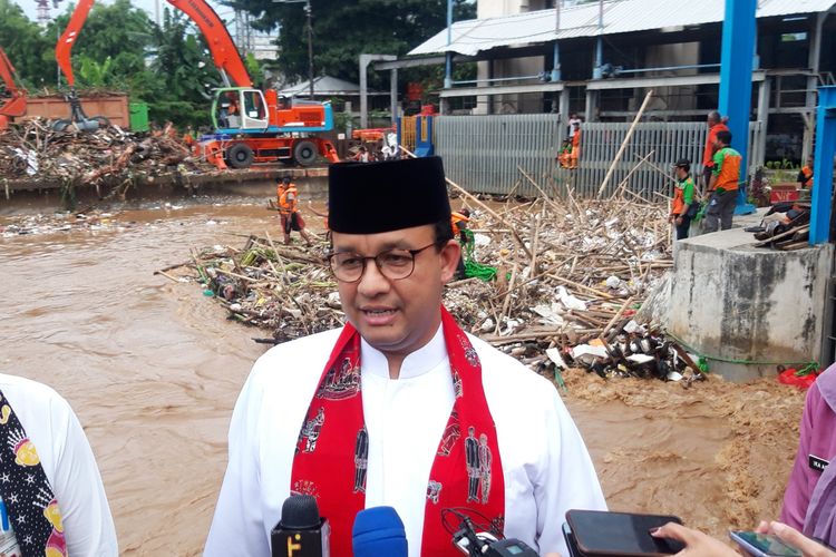 Gubernur DKI Jakarta Anies Baswedan saat meninjau pintu air Manggarai, Jakarta Pusat, Jumat (26/4/2019).