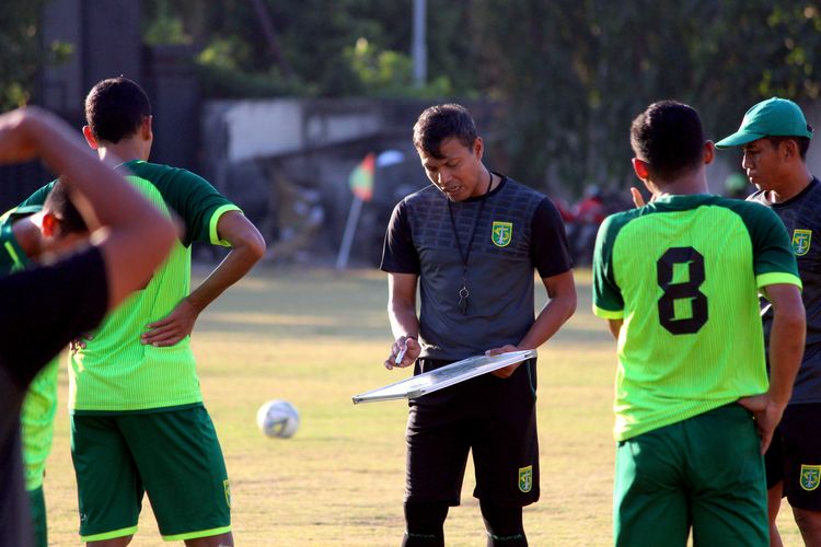 Pelatih caretaker Bejo Sugiantoro saat memimpin latihan rutin di Lapangan Mapolda Jatim, Surabaya, Senin (12/08/2019) sore. 