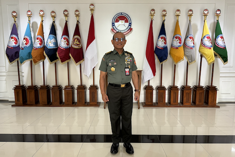 Rektor Universitas Pertahanan (Unhan) Letnan Jenderal TNI Jonni Mahroza, PhD. Gambar diambil di Kampus Utama Unhan di kawasan Sentul, Kabupaten Bogor, Jawa Barat, Selasa (5/12/2023).