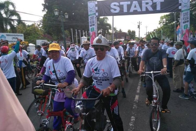 Sekitar 2000 pegowes larut dalam kegembiraan mengayuh sepedanya sejauh 15 Km mengitari kota Bantul dalam suasana Gowes Pesona Nusantara 2017, Minggu (29/10/2017).