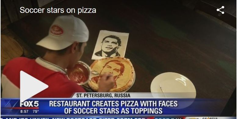 Pizza dengan wajah Ronaldo dan Luis Suarez.