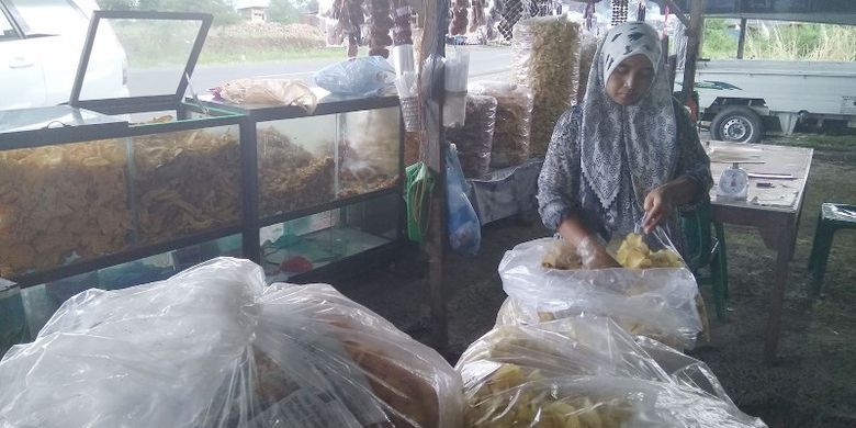 Pedagang sedang menggoreng keripik ubi di Desa Suka Damai, Kecamatan Lembah Seulawah, Kabupaten Aceh Besar, Senin (30/10/2017).