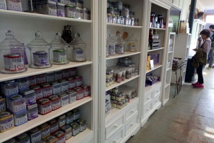 Berbagai produk lavender yang dipajang di toko Bridestowe Lavender Estate, Tasmania.