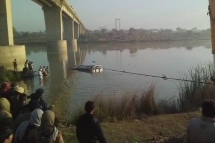 32 tewas saat bus jatuh dari jembatan ke sungai di Sawai Madhopur, Rajasthan, India, Sabtu (23/12/2017). (ANI)