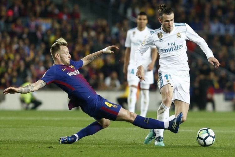 Ivan Rakitic mencoba menghadang Gareth Bale pada pertandingan El Clasico antara Barcelona dan Real Madrid di Camp Nou, 6 Mei 2018.