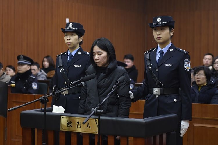 Foto yang dirilis Pengadilan Hangzhou pada 9 Februari 2018 memperlihatkan terdakwa kasus pembakaran Mo Huanjing (35) mendengarkan vonis yang dijatuhkan kepadanya. Saat itu pengadilan menjatuhkan hukuman mati kepada Huanjing. 