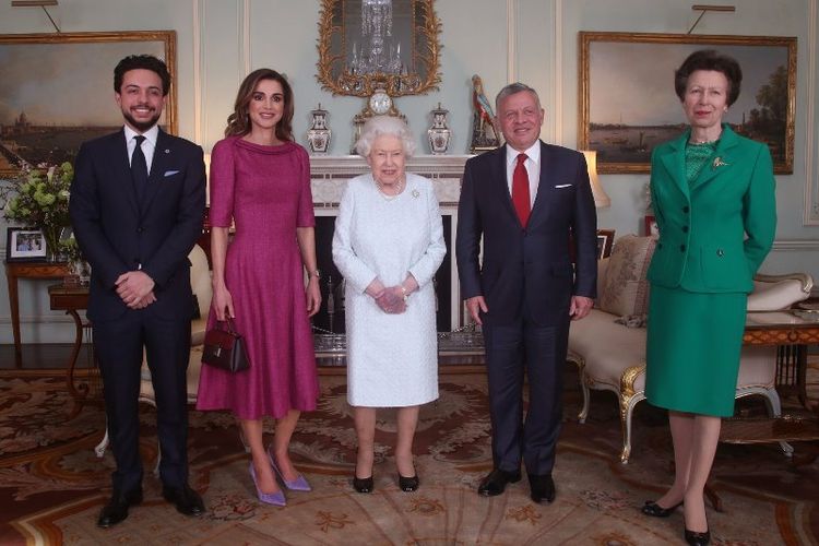 Ratu Elizabeth II (tengah) berfoto bersama Raja Yordania Abdullah II, Ratu Rania, dan Putra Mahkota Yordania Hussein, ditemani Putri Anne (kanan) di Istana Buckingham, Kamis (28/2/2019). (Twiiter/The Royal Family)