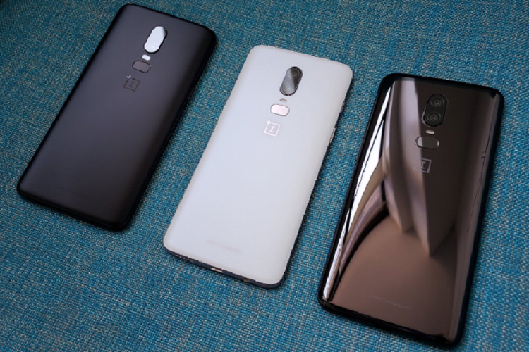 Model OnePlus 6 berbahan logam kelir hitam (kiri), varian berbahan kaca kelir putih (tengah) dan model berbahan kaca kelir hitam (kanan).