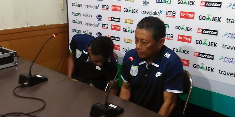 Pelatih Persela Lamongan Heri Kiswanto (tengah), selepas pertandingan kontra Borneo FC.