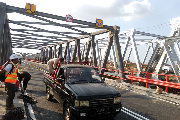 Petugas melakukan pengecekan terakhir dan merapikan alat kerja, sebelum jembatan cincin lama dilalui kendaraan.