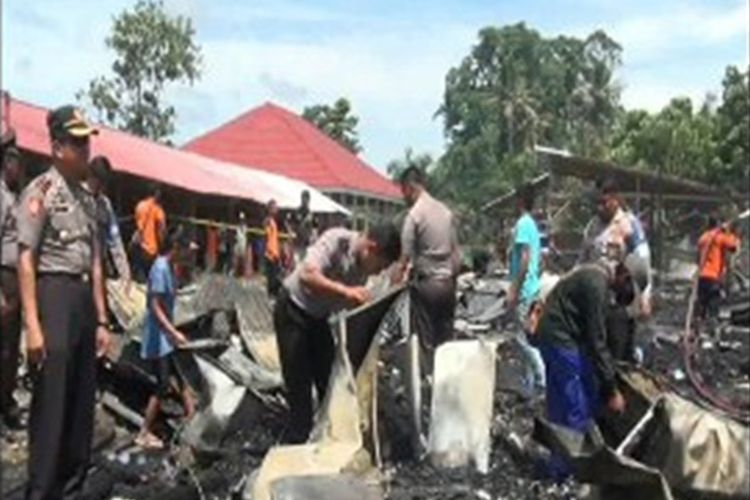 Kebakaran di Pasar Tikke Raya, Mamuju Utara, Kamis (23/11), menghanguskan  9 unit ruko dan mengakibatkan Nenek Umi (70) mengalami luka bakar cukup parah di sekujur tubuhnya dan dirawat ke rumah sakit.