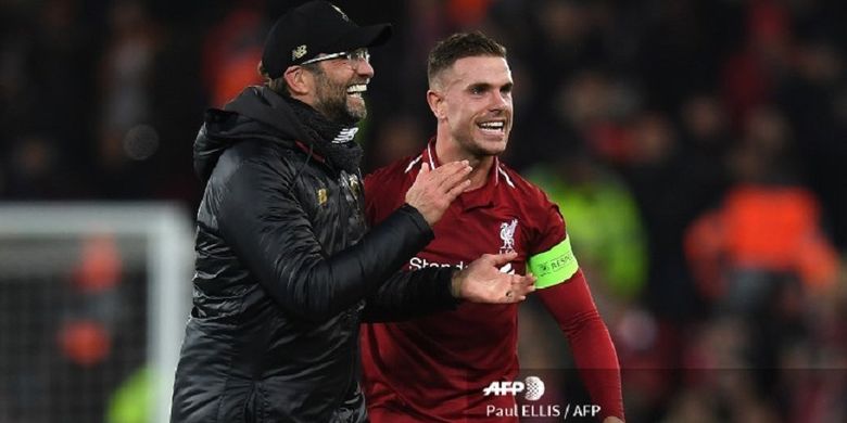 Pelatih Liverpool, Juergen Klopp, bersama Jordan Henderson, memberikan apresiasi kepada para suporter di Stadion Anfield saat berhasil menang 1-0 atas Napoli pada pertandingan babak penyisihan Grup C Liga Champions, Selasa (11/11/2018) atau Rabu dini hari WIB.