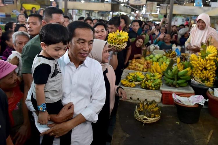 Presiden Joko Widodo beserta keluarga berbelanja di Pasar Gede Solo, Minggu (9/6/2019).