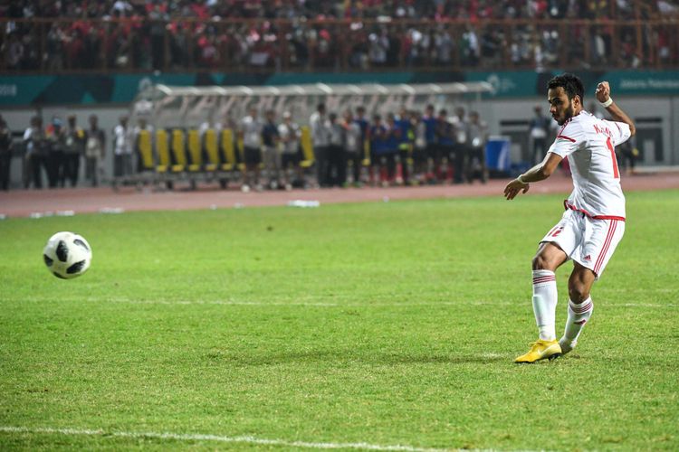 Pesepak bola Uni Emirat Khaled A mengambil tendangan penalti saat pertandingan Babak 16 besar Asian Games ke 18 di Stadion Wibawa Mukti, Cikarang, Jawa Barat, Jumat (24/8/2018). Indonesia kalah adu penalti dengan skor 3-4.