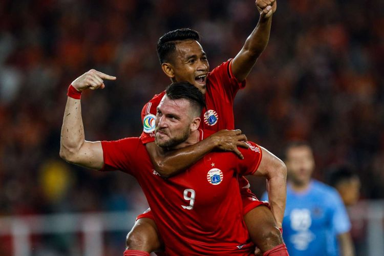 Pemain Persija Jakarta Marko Simic melakukan selebrasi bersama Ramdani Lestaluhu saat mencetak gol saat Penyisihan grup AFC CUP 2018 di Stadion Utama Gelora Bung Karno, Jakarta, Selasa (10/4/2018). Persija menang dengan skor 4-0.