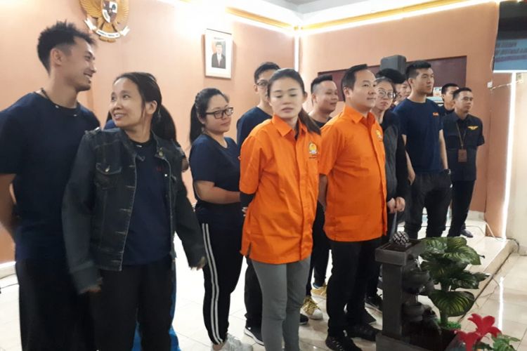 Chris Leong (baju orange) WNA asal Malasia yang tertangkap membuka praktik pijat ilegal di Palembang, bersama 19 WNA lainnya, ketika berada di kantor KemenkumHAM Sumsel, Kamis (10/1/2019).