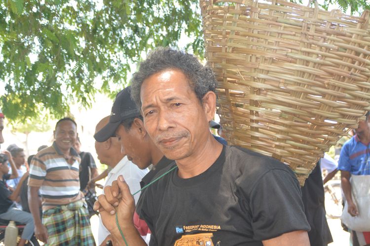 Seorang warga di Nangarawa, Desa Bamo, Kecamatan Kota Komba, Kabupaten Manggarai Timur, Flores, NTT, Minggu (28/10/2018) sedang memikul Sosa, alat tangkap tradisional yang terbuat dari bambu halus (helung).