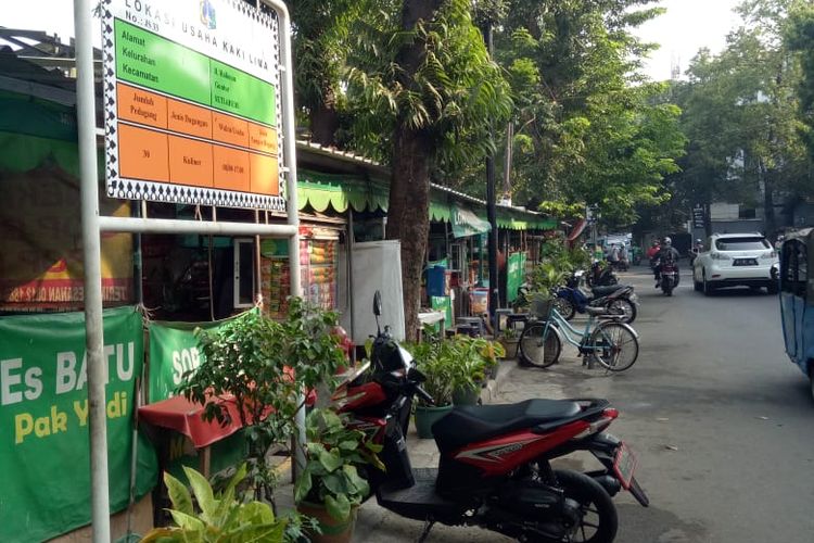 Tenda PKL menempati trotoar Jalan Kuningan Madya, di samping Menara Imperium, Jakarta Selatan. Keberadaan PKL di trotoar itu difasilitasi oleh Pemerintah Kota Jakarta Selatan.