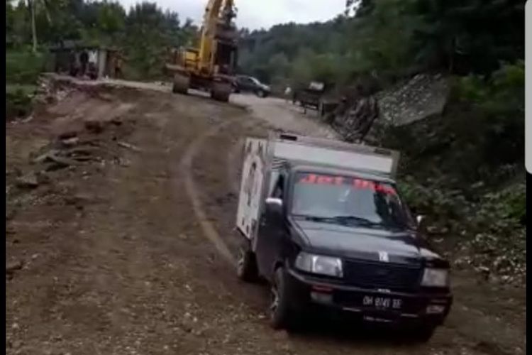 Akses jalan negara Sabuk Merah Perbatasan dari Desa Alas, menuju ke Desa Alas Utara sempat mengalami kerusakan akibat longsor. 
