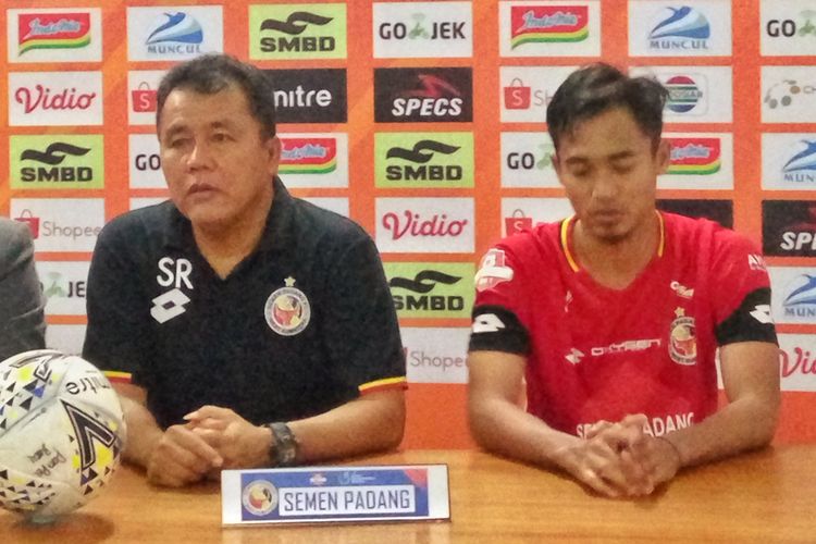 Pelatih Semen Padang, Syafrianto Rusli dan Rosad Setiawan, saat jumpa pers usai laga melawan PSS Sleman