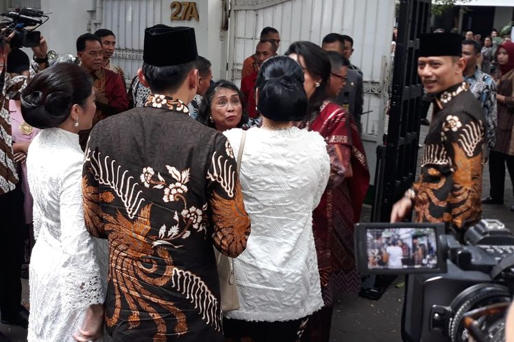 Agus Harimurti Yudhoyono dan Edhie Baskoro Yudhoyono berkunjung ke kediaman Ketua Umum PDI Perjuangan Megawati Soekarnoputri di Jalan Teuku Umar, Menteng, Jakarta Pusat, pada hari pertama perayaan Idul Fitri, Rabu (5/6/2019). Keduanya didampingi istri masing-masing, Anissa dan Alya.