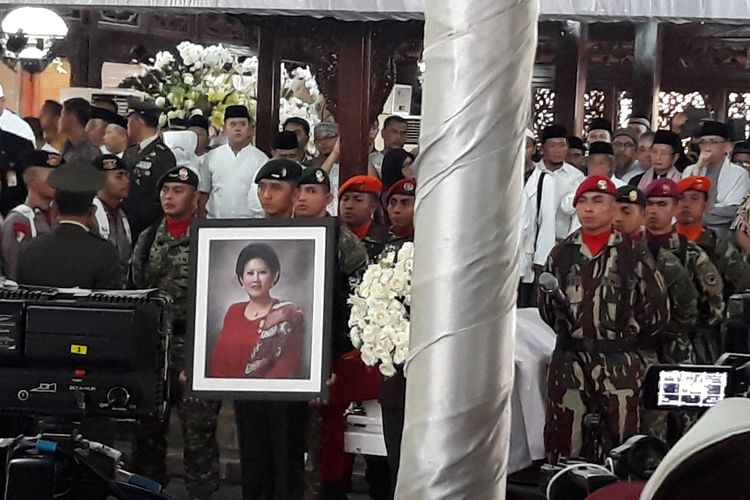Upacara militer melepas jenazah Ani Yudhoyono di Puri Cikeas, Bogor, Jawa Barat, Minggu (2/6/2019).
