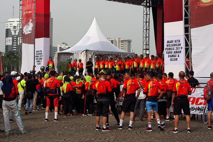 Polri menggelar acara gowes bersama komunitas sepeda di Lapangan Silang Monumen Nasional, Jakarta, Minggu (4/11/2018). Acara ini bertujuan untuk mengkampanyekan pemilu damai menjelang pemilihan pada April 2019 mendatang.