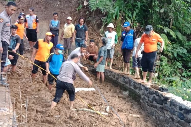 Proses pencarian terhadap warga yang tertimbun jembatan rubuh di Tabanan, Bali, Selasa (7/5/2019).