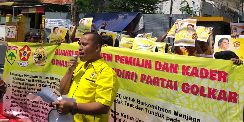 Kader dan konstituen Organisasi Massa Partai Golkar, Tri Karya berunjuk rasa di depan kantor DPP Partai Golkar, Slipi, Senin (16/9/2019)