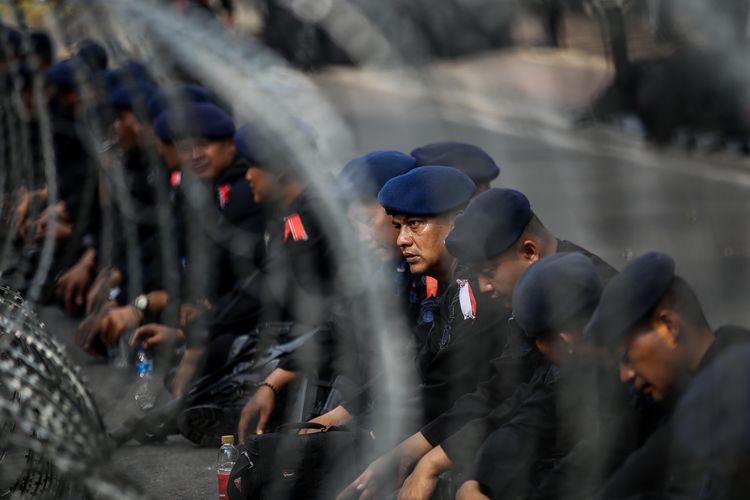 Aparat kepolisian melakukan pengamanan sidang perselisihan hasil pemilihan umum (PHPU) di Mahkamah Konstitusi (MK), Jakarta Pusat, Jumat (14/6/2019).