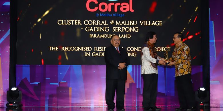 Penghargaan PIA Award 2019 diserahkan langsung oleh Akbar Tanjung, mantan Menteri Perumahan RI (1993-1998) kepada Alvin Andronicus, Direktur Pemasaran Paramount Land, Rabu (10/7/2019) di Hotel Intercontinental, Pondok Indah, Jakarta.