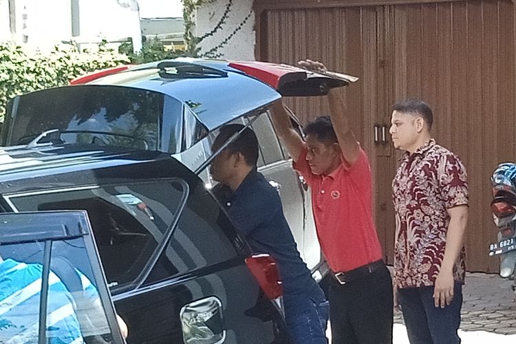 Petugas KPK membawa dua koper yang duduga barang sitaan dari rumah Bupati Solok Selatan Muzni Zakaria