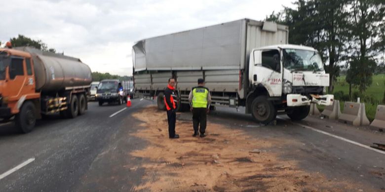 Kecelakaan beruntun di Tol Cikampek, Jumat (31/3/2017).