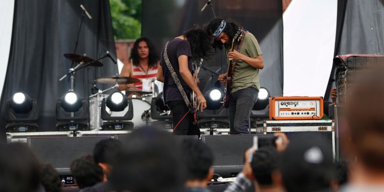 Band Kelompok Penerbang Roket tampil di hari pertama Festival Musik Rock JogjaRockarta di Stadion Kridosono, Yogyakarta, Jumat (29/9/2017). Jogjarockarta menampilkan band utama Dream Theater serta dimeriahkan band pembuka antara lain God Bless, Roxx, Power Metal, dan Death Vomit.