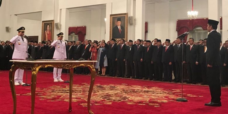 Presiden Joko Widodo melantik pasangan Anies Baswedan-Sandiaga Uno sebagai Gubernur dan Wakil Gubernur DKI Jakarta.