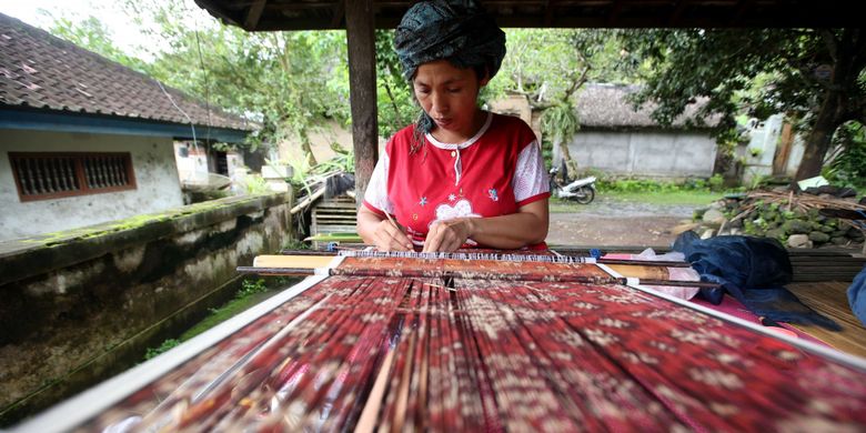 Warga membuat tenun geringsing di Desa Adat Tenganan, Kecamatan Manggis, Kabupaten Karangasem, Bali, Sabtu (3/2/2018).  Produksi tenun kain geringsing buatan tangan menjadi andalan desa ini.