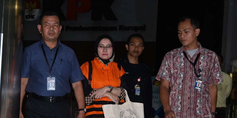 Hakim Pengadilan Negeri (PN) Tangerang Wahyu Widya Nurfitri (kedua kiri) yang terjaring operasi tangkap tangan (OTT) mengenakan rompi tahanan seusai diperiksa di gedung KPK, Jakarta, Selasa (13/3/2018). KPK menahan empat tersangka dari hasil OTT yakni penerima suap Hakim Pengadilan Negeri (PN) Tangerang Wahyu Widya Nurfitri dan Panitera Pengganti  Tuti Atika serta pemberi suap dua pengacara Agus Wiratno dan HM Saifudin terkait putusan perkara perdata di PN Tangerang.
