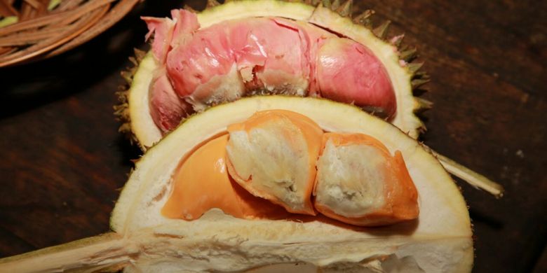 Durian merah dan durian oranye dari Songgon Banyuwangi, Jawa Timur.