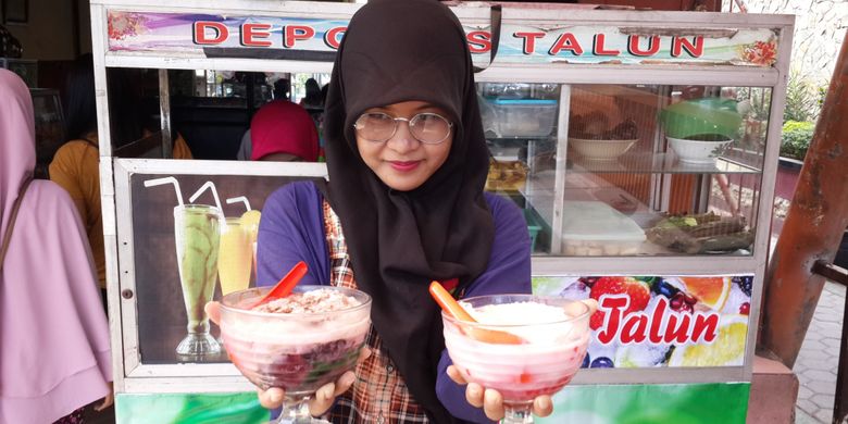 Es tape ketan item dan es buah yang menjadi menu andalan di Depot Es Taloen, Kota Malang, Jawa Timur, Minggu (29/4/2018). Depot itu melegenda sejak Tahun 1950 dengan menu esnya.